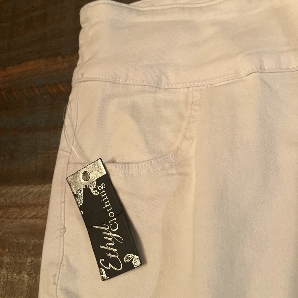 Ethyl Shorts sz 4 White Bermuda Stretch Inseam 11.5" New NWT - Picture 2 of 10